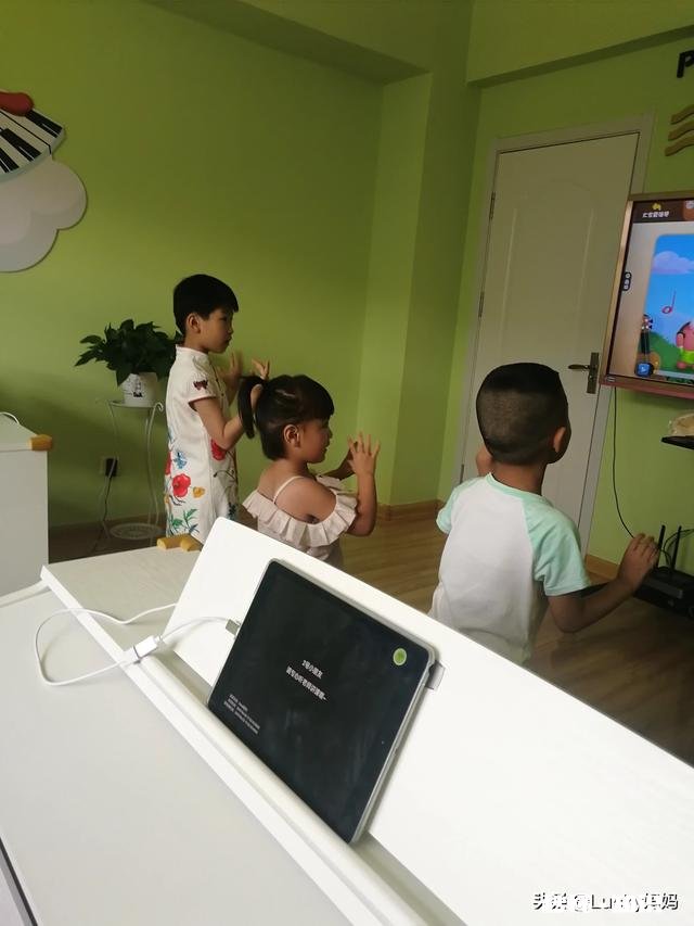 开学第一天，你给舍友分享家乡的特产，结果发现少一个人的。这时你怎么做