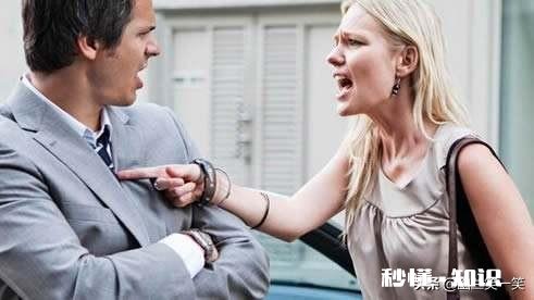 我们吵架，公公叫老公打我，虽然老公没有打我，但是我很害怕，要离婚吗