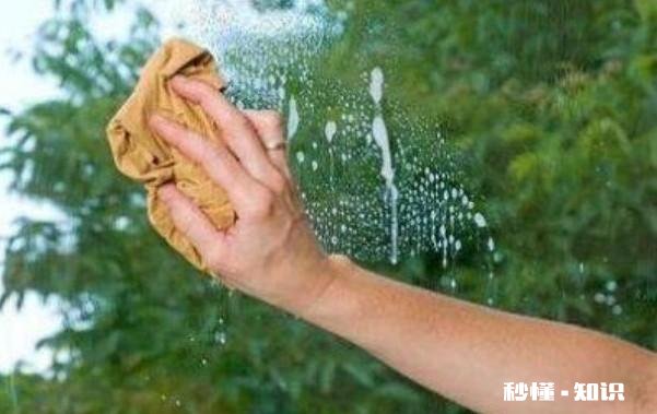 在日常生活中，玻璃怎么才能轻松擦干净