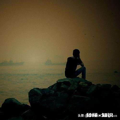 女朋友说我影响她考试,要跟我一个月不联系,如果我说一句话他就立马把我删了,什么心理