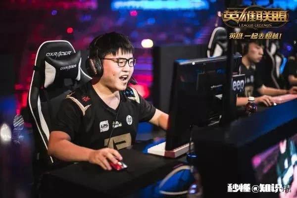 玩英雄联盟玩了七年还只会用锁定视角，是不是很菜