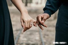 一个你爱的但给你不了你想要的生活，一个爱你的但可以给你想要的生活该如何选择