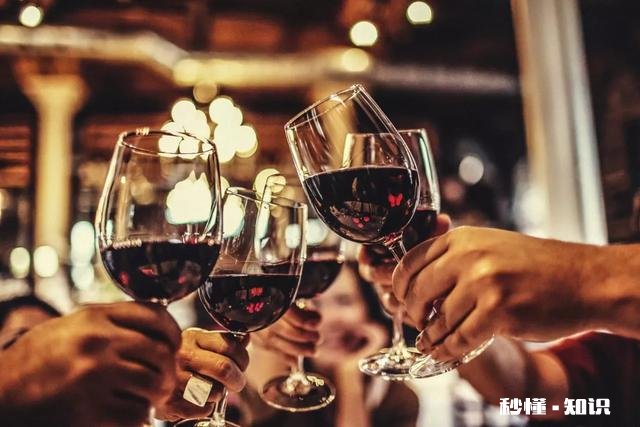 爸爸已经五十出头了，跟朋友聚会总是喝到烂醉如泥，怎么劝