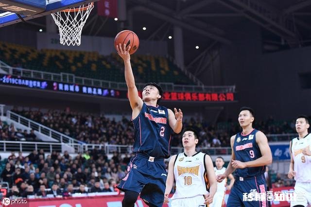 个子比较矮,打篮球容易被帽,一冲进内线就看到全都是手,怎么办