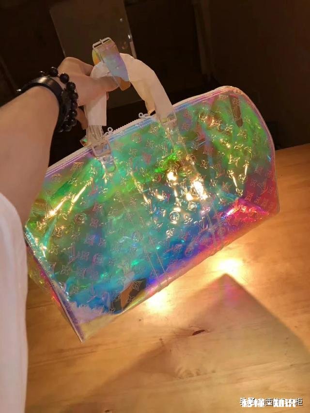 服装爆款千篇一律,感觉泯灭了个性,为什么还是会有人争相购买