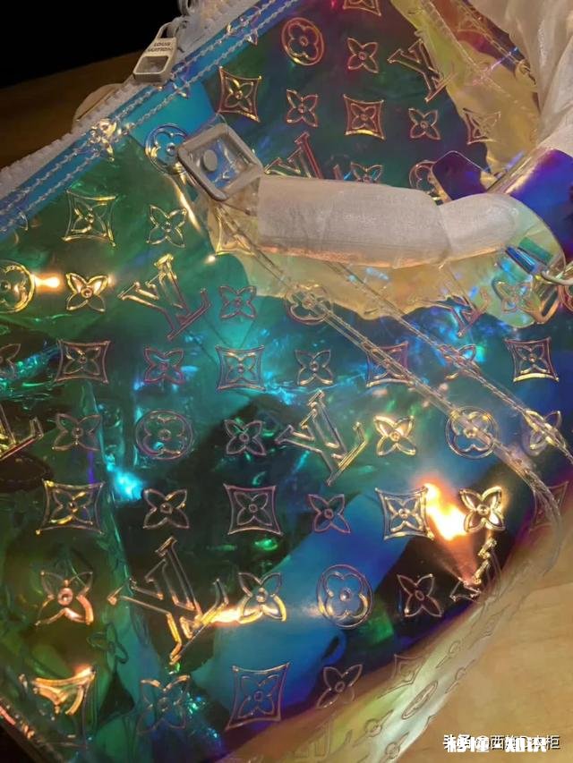 服装爆款千篇一律,感觉泯灭了个性,为什么还是会有人争相购买