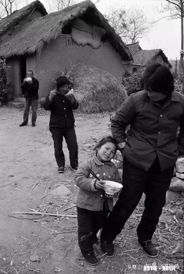 为何这几年农村的人吃饭,不愿意去外面吃饭场吃饭串门聊天了