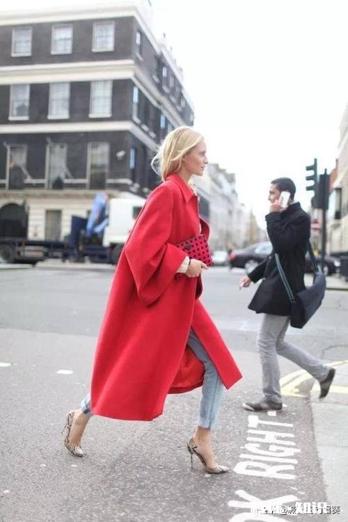 同事公公去世了，她说过年要买红大衣穿着冲喜。有这种说法吗