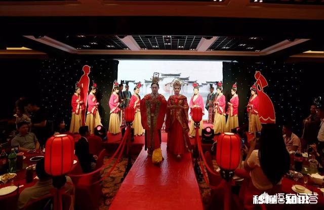 父母说是我要结婚，要我本人去跟男方家长谈礼金、酒席、婚宴这样合理吗