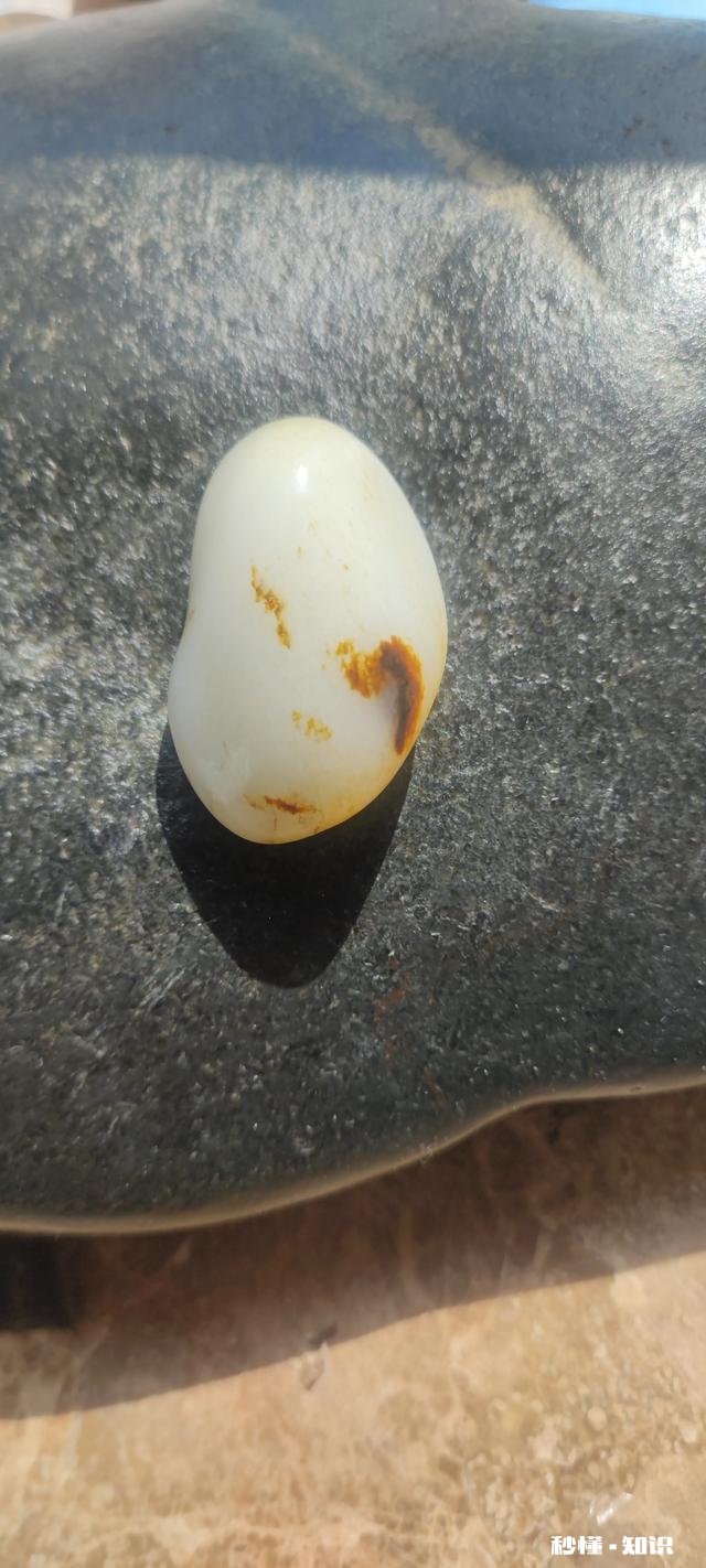 “人养玉，玉养人”是真的吗，和田玉和翡翠哪个更好