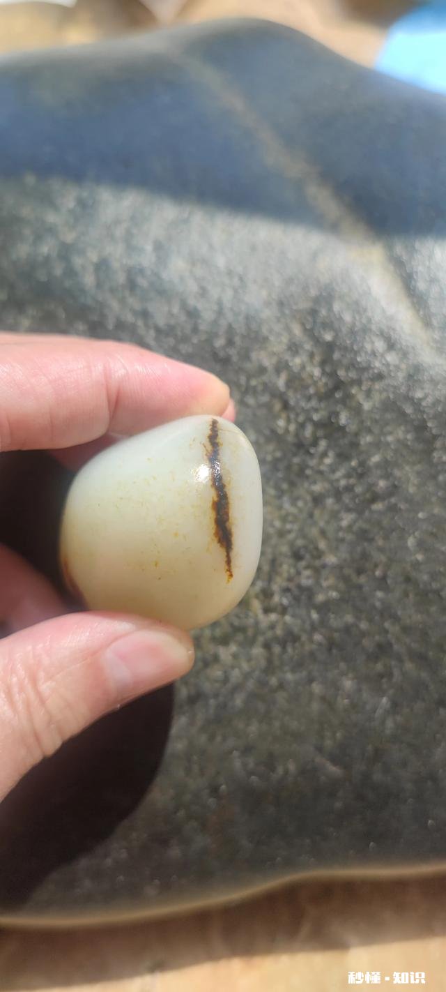 “人养玉，玉养人”是真的吗，和田玉和翡翠哪个更好