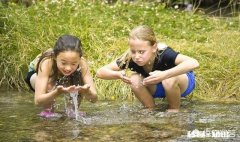 对于现在孩子初中高中还被家长接送的现象，你有什么看法