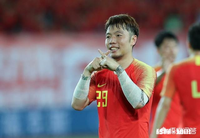 里皮的新男足赢球了，但进球的却是两个中场球员，国足前锋依然无法进球，你怎么看
