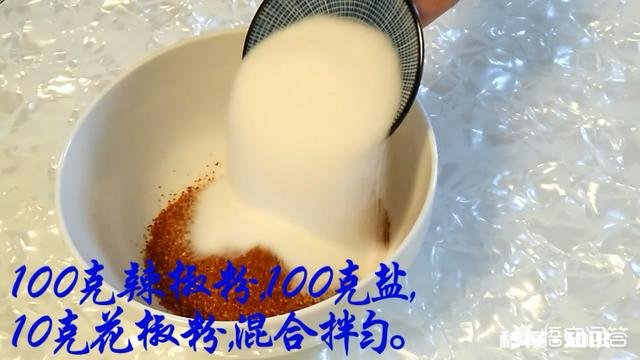 小时候走街串巷卖的香辣腐乳是如何做的