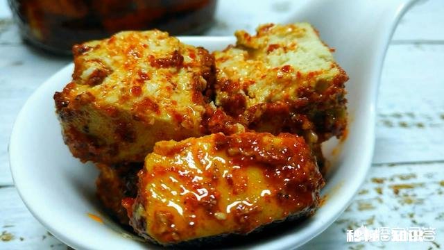 小时候走街串巷卖的香辣腐乳是如何做的