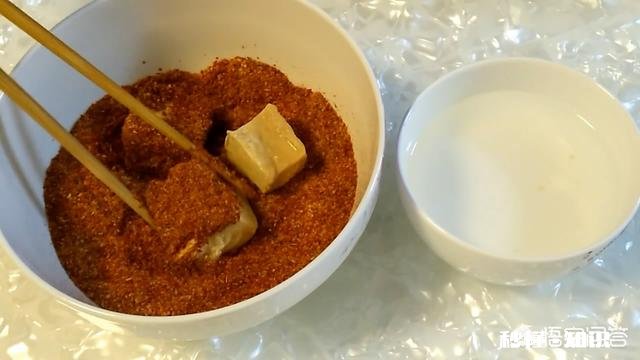 小时候走街串巷卖的香辣腐乳是如何做的