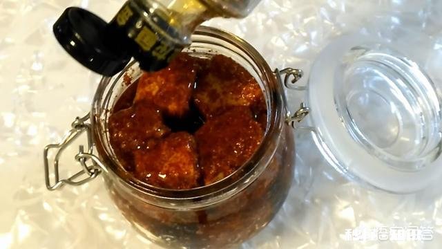 小时候走街串巷卖的香辣腐乳是如何做的
