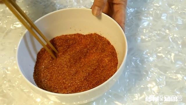 小时候走街串巷卖的香辣腐乳是如何做的