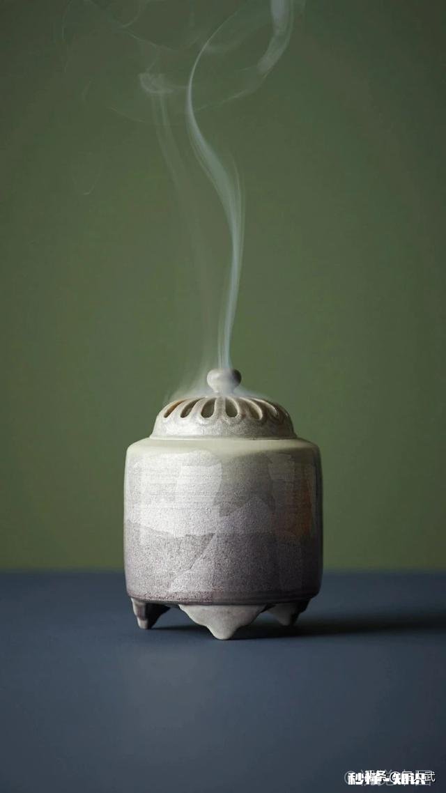 知道一个人的弱点是虚荣心很强，如何应对他