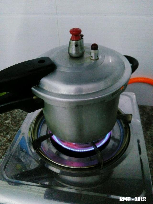 和女朋友一起看电视，非说我像里面的一个渣男。然后生气了怎么办