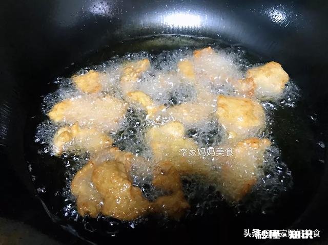 酥肉到底怎么炸才会酥脆爽口煮着吃炸过的酥皮也不容易掉