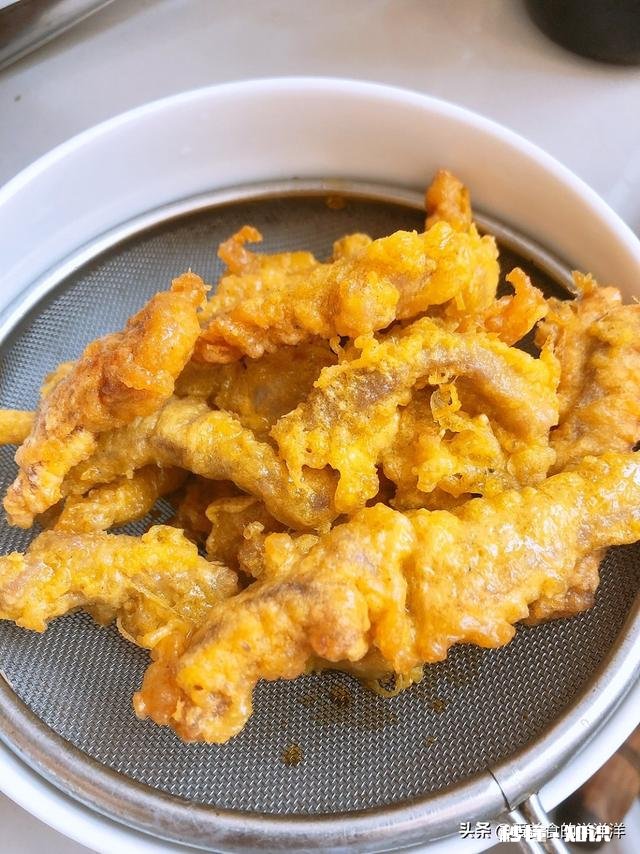 酥肉到底怎么炸才会酥脆爽口煮着吃炸过的酥皮也不容易掉
