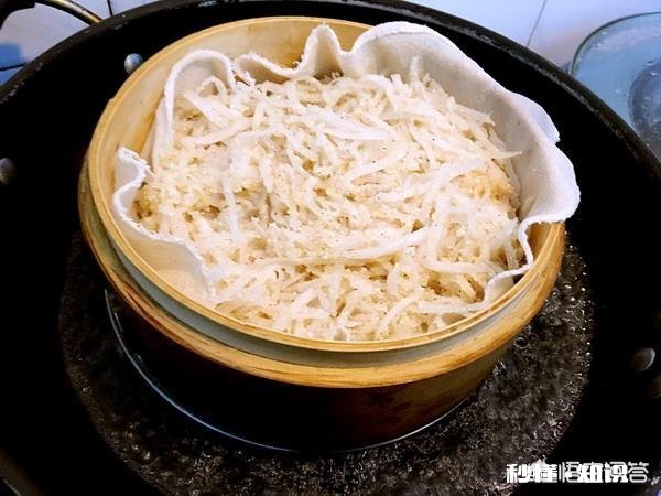 萝卜担心吃不完，腌个肉，切点萝卜，做个入口丝滑的粉蒸萝卜如何