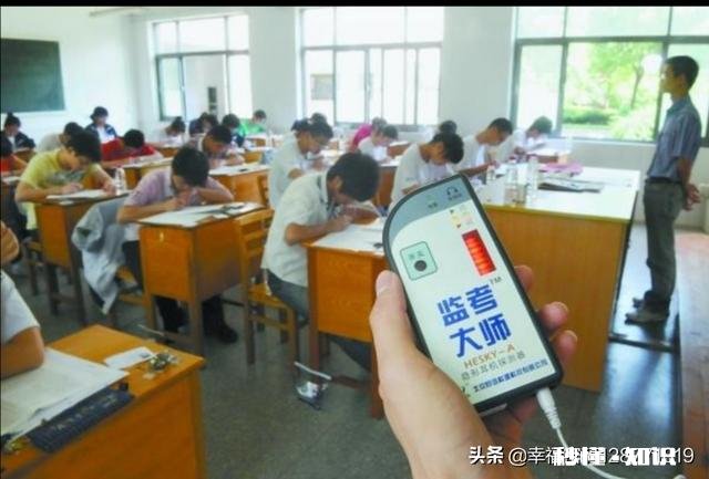 考场老师聚众讲话，可以举报吗已经影响到我考试了，你怎么么看