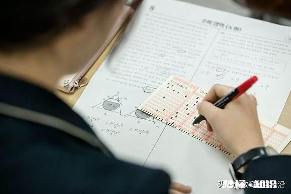 考场老师聚众讲话，可以举报吗已经影响到我考试了，你怎么么看