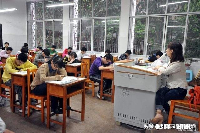 考场老师聚众讲话，可以举报吗已经影响到我考试了，你怎么么看