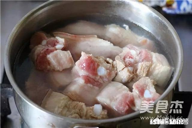 红烧肉放了酱油为什么蒸一下掉色了