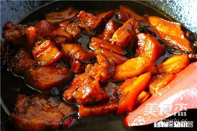 红烧肉放了酱油为什么蒸一下掉色了