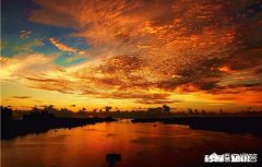 青山绿水依然在，下联如何对