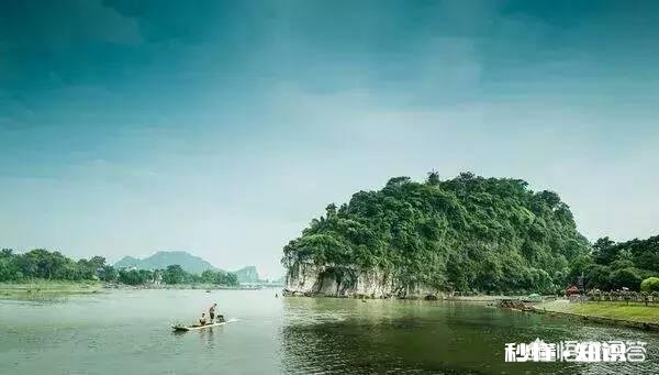 青山绿水依然在，下联如何对