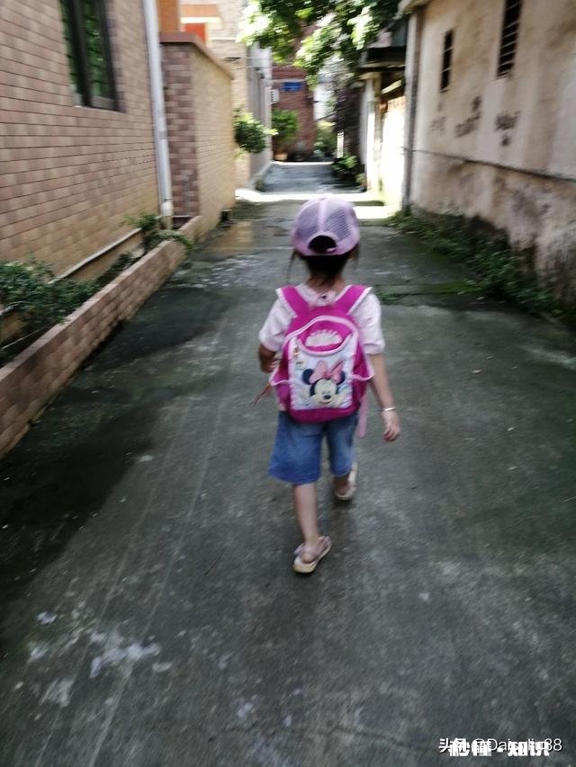 我的孩子六岁零三个月了,但学校不收,怎么办