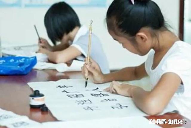 高二学美术在外面找画室学还是跟着学校的画室学学校要是开始收预报名费啦