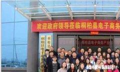 应届毕业大学生，要不要刚刚毕业就参加乡镇公务员的考试，还是说应该先出去闯闯