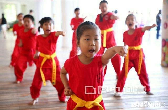 幼儿园的孩子有四五个兴趣班，这样对孩子好不好呢