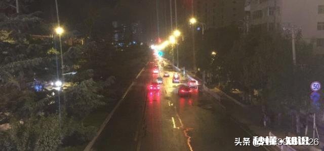 晚上下班十一点，没有车，下着雨，一路淋着雨回家，是种什么感觉