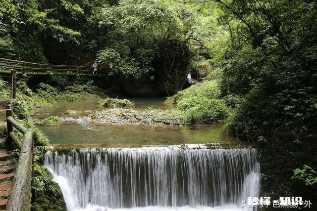 下联:风雅一堂书画诗，求上联