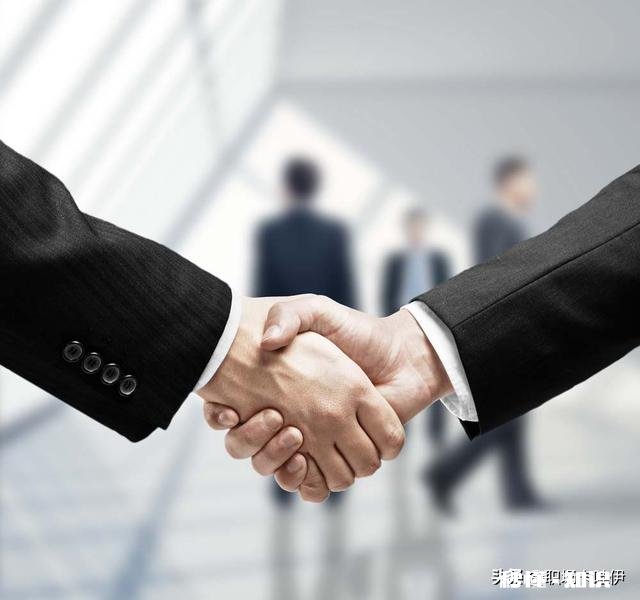 公司有个新来的同事,入职2个多月,期间说下个月结婚,公司一大半都收到请帖,有小部分没有,都是同事,就这种诚意,我们该去吗