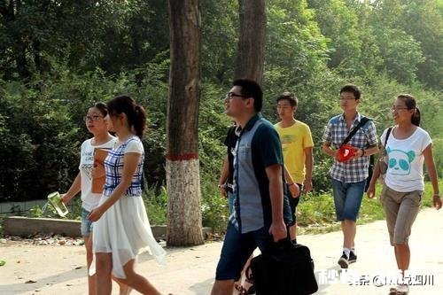 农村大学生的出路在哪，父母总是希望我能找一个铁饭碗，谁能告诉我我们人生的意义到底是什么