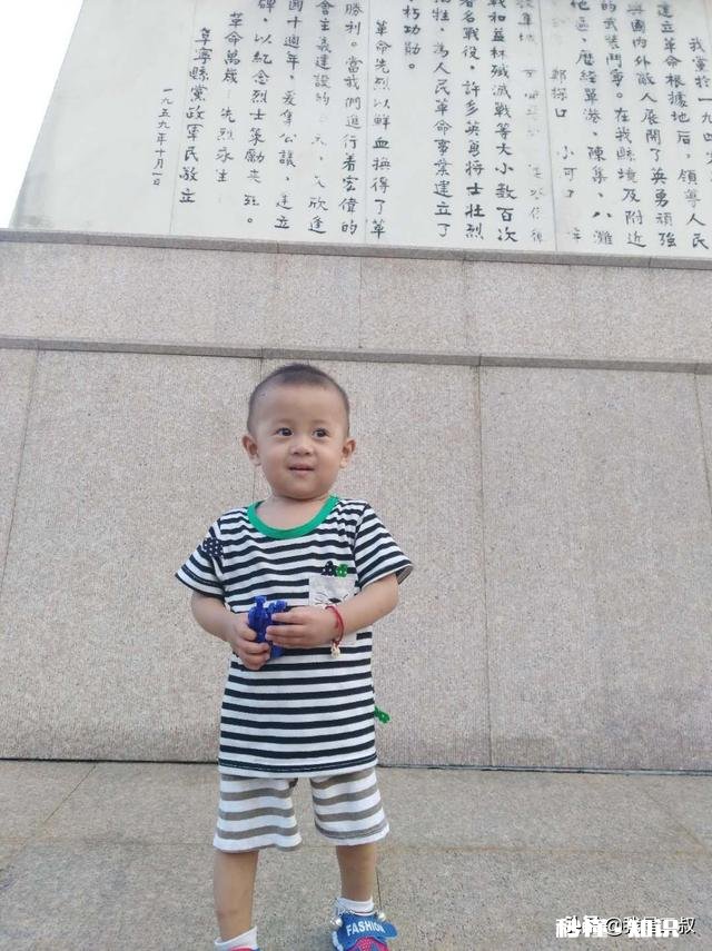 在送孩子上幼入园的路上，孩子说不想去。怎么办