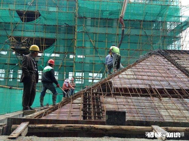 农民工秋收回家，工地找不到工人，老板发愁，公司催着要上人，怎么办