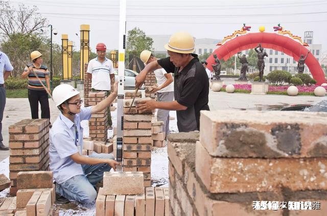 农民工秋收回家，工地找不到工人，老板发愁，公司催着要上人，怎么办