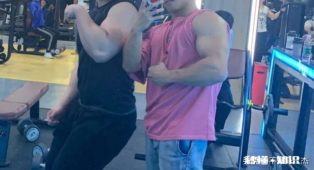 从来没去过健身房，最近准备开始去锻炼，如何装成常健身的人