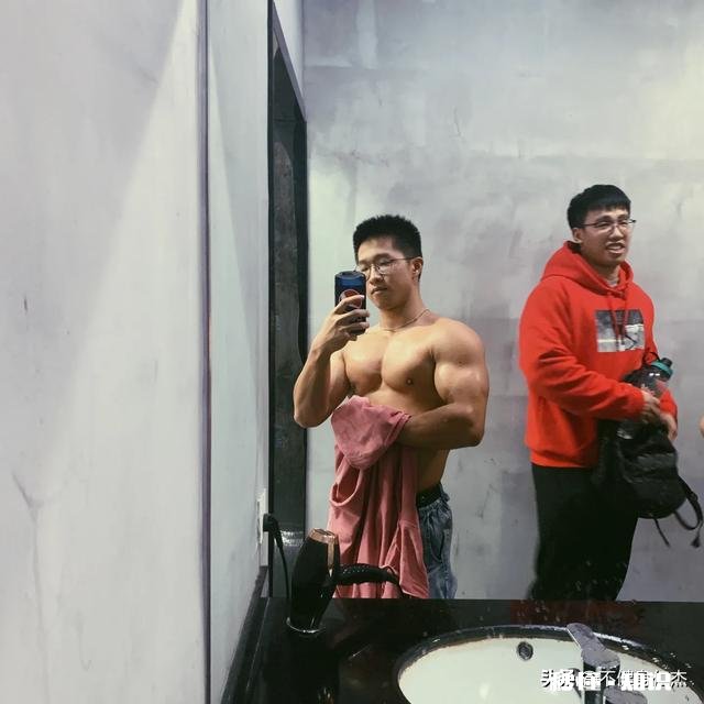 从来没去过健身房，最近准备开始去锻炼，如何装成常健身的人