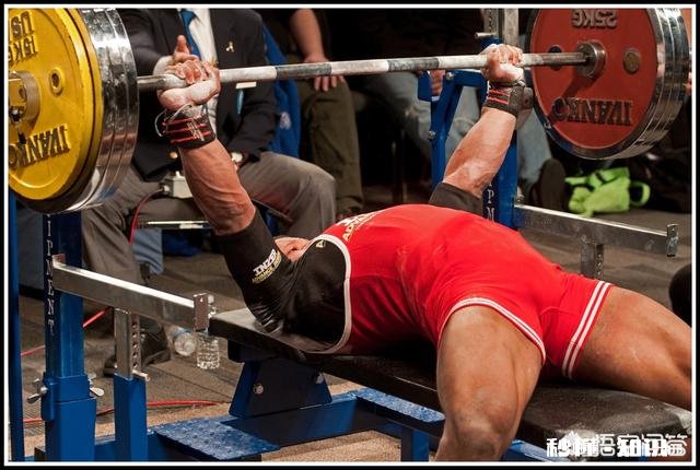 练胸肌进入了瓶颈期该怎么办