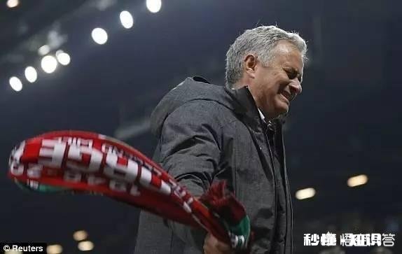 费莱尼进球后，穆里尼奥怒摔水瓶，他为什么要这么做