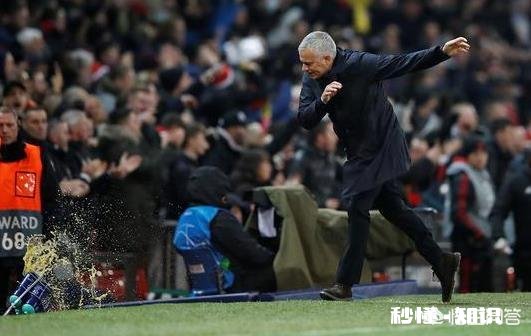 费莱尼进球后，穆里尼奥怒摔水瓶，他为什么要这么做